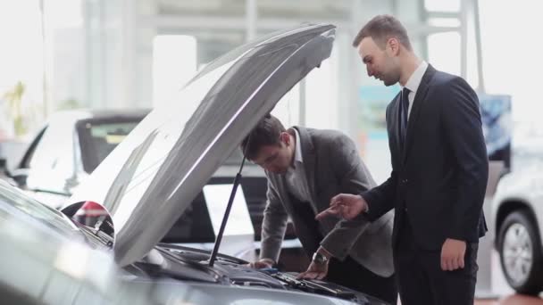 Cliente que inspeciona o motor do carro — Vídeo de Stock