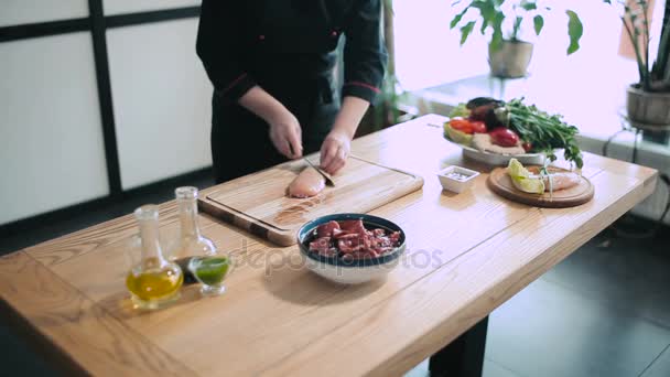 Chef profissional preparando carne — Vídeo de Stock