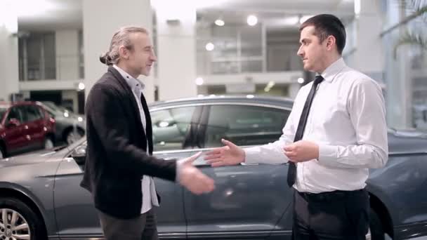 자동차 대리점에서 성공적인 거래입니다 남자는 딜러에서 자동차를 구입입니다 구매자와 판매자 — 비디오