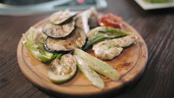 Tablero de madera con carne y verduras a la parrilla — Vídeo de stock