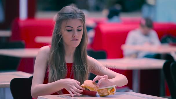 Девушка Попробовала Гамбургер Кафе Молодая Девушка Наслаждается Вкусом Гамбургера — стоковое видео