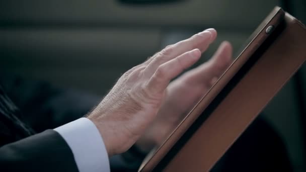 Male hands using digital tablet — Stock Video