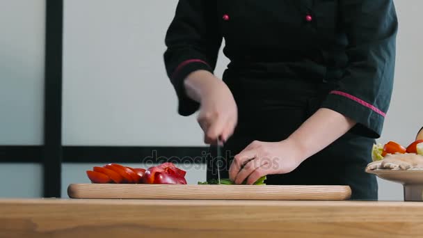 Kuchař, nasekané zelené cibule — Stock video
