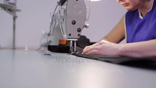 女性の刺繍布 — ストック動画