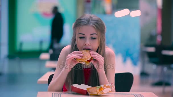 Girl Eating Humburger Cafe Girt Enjoying — Stock Video