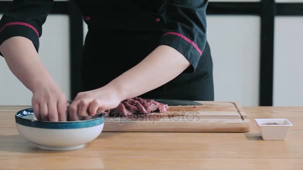 Професійний шеф-кухар готує м'ясо — стокове відео