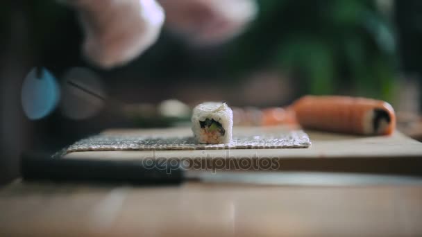 Mannelijke handen koken sushi rolls — Stockvideo