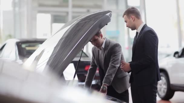 Cliente inspeccionando el motor del coche — Vídeos de Stock