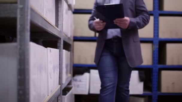 Homme inspecter les boîtes — Video