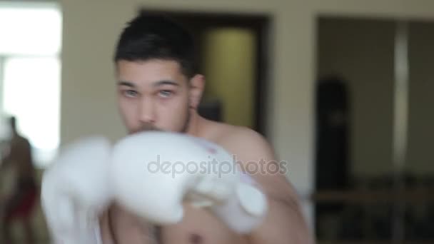 Jonge man boksen in sportschool — Stockvideo