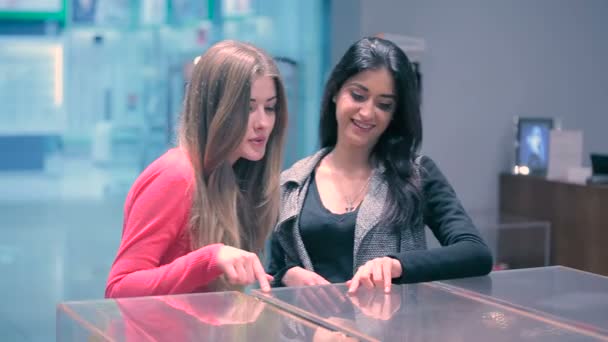 Meninas Olhando Para Vitrine Com Acessórios Namoradas Repente Ver Vestido — Vídeo de Stock