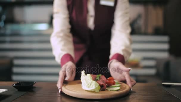 Kvinnliga servitören leverera rå mat — Stockvideo