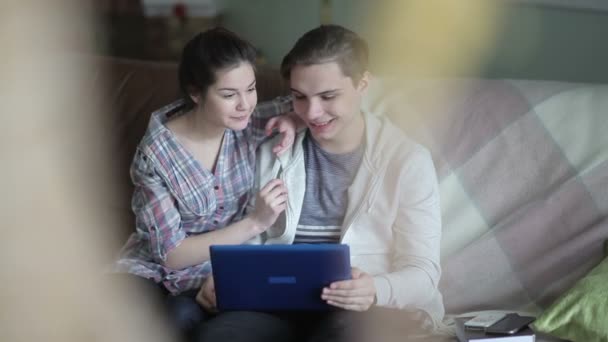 Couple sur canapé avec ordinateur portable . — Video