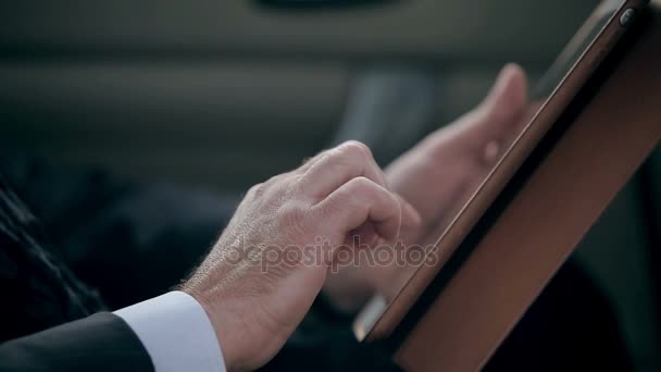 Zakenman handen met behulp van digitale tablet — Stockvideo