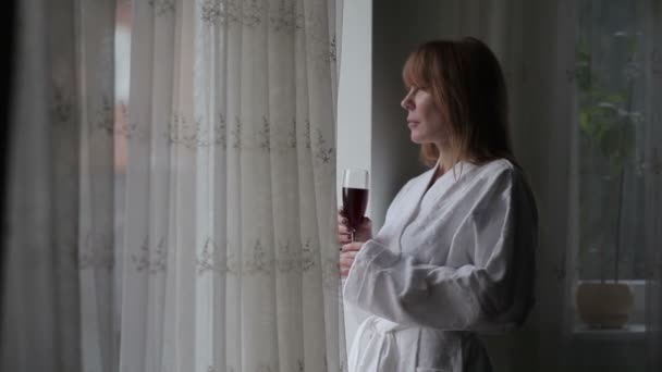 穿着白色睡衣的女人 — 图库视频影像