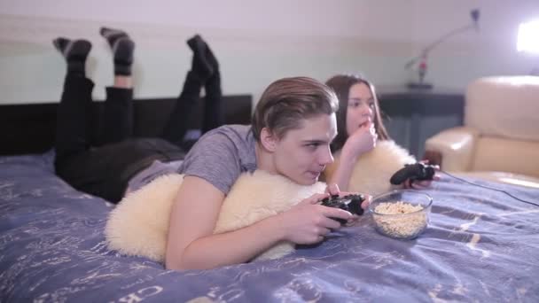 Пара играет в видеоигры — стоковое видео