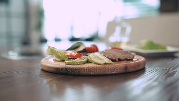 Planche avec viande et légumes grillés — Video
