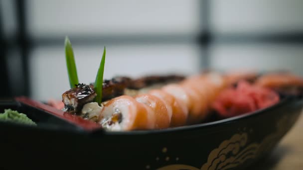Rolos de sushi dispostos em uma chapa — Vídeo de Stock