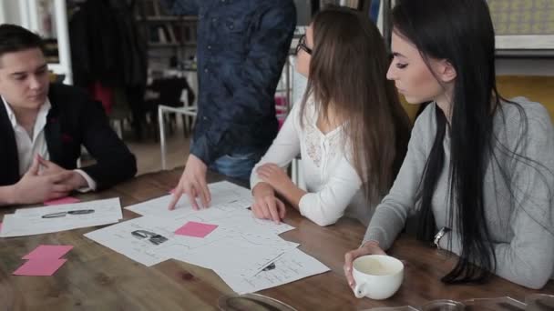 Офісні Працівники Обговорюють Графіки Роботи Документи Молоді Люди Зібралися Столом — стокове відео