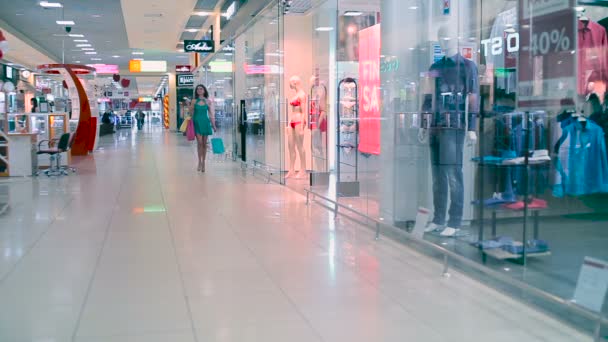 Het Meisje Het Winkelcentrum Lopen Het Meisje Bekijk Etalagepop Met — Stockvideo