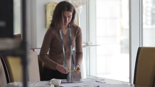 Jonge Vrouw Doen Een Schets Staande Buurt Van Tabel Een — Stockvideo