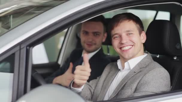 Comprador com vendedor de carros — Vídeo de Stock