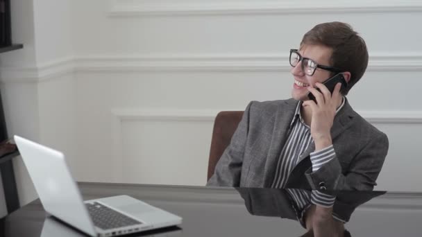 Hombre hablando en un teléfono celular — Vídeo de stock