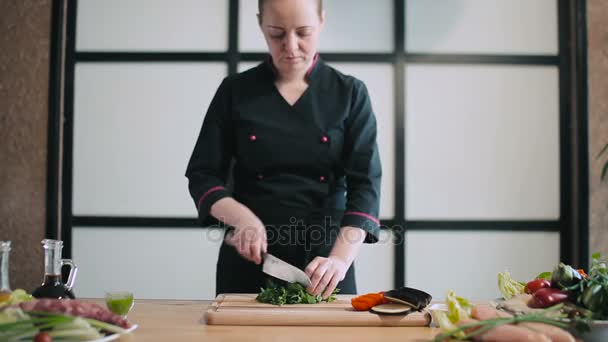 Chef profissional cortando salsa — Vídeo de Stock