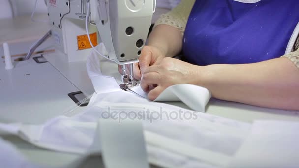 女性は白い製品を縫う — ストック動画