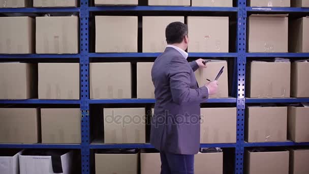 Hombre inspeccionar cajas — Vídeos de Stock