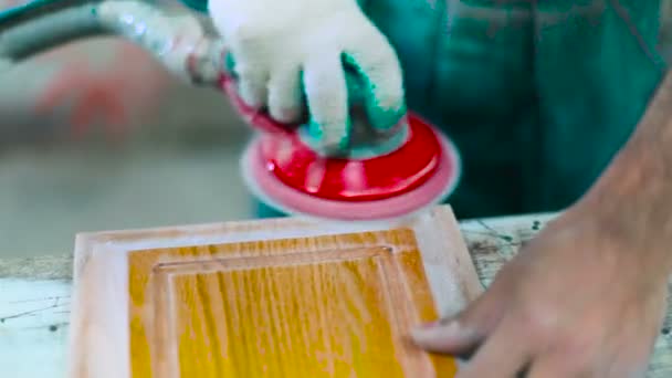 Handwerker poliert Möbel — Stockvideo