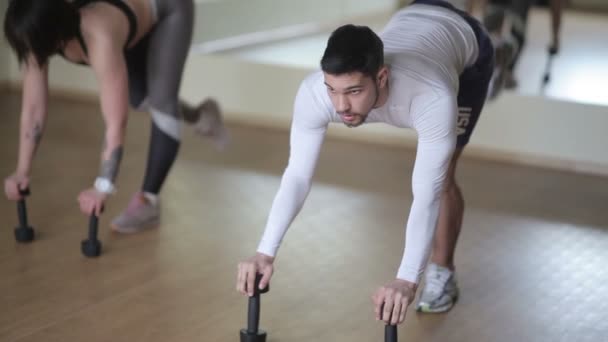 Человек делает упражнения в тренажерном зале — стоковое видео