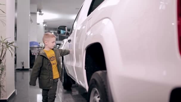 Malý Chlapec Jeho Velký Sen Dítě Pěší Poblíž Velké Auto — Stock video