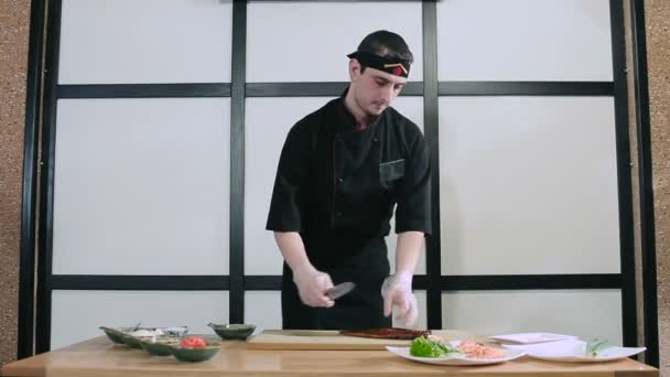 Sushi mestre cortar a enguia — Vídeo de Stock