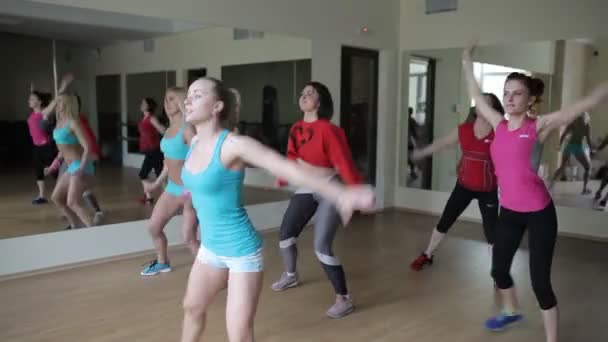 Chicas estirando los brazos en el gimnasio — Vídeos de Stock