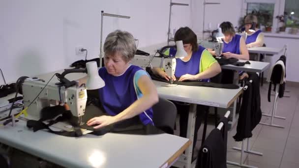 Kvinnor sy på symaskin. — Stockvideo