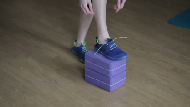 Chica atando cordones en el gimnasio — Vídeos de Stock