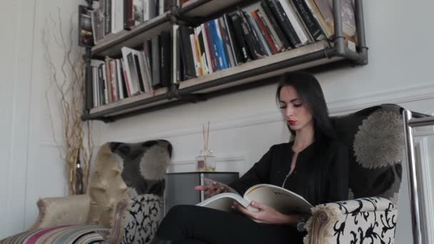 Mujer hojeando un libro — Vídeo de stock