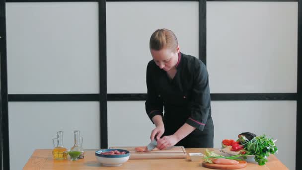 Professionele chef-kok voorbereiding van vlees — Stockvideo