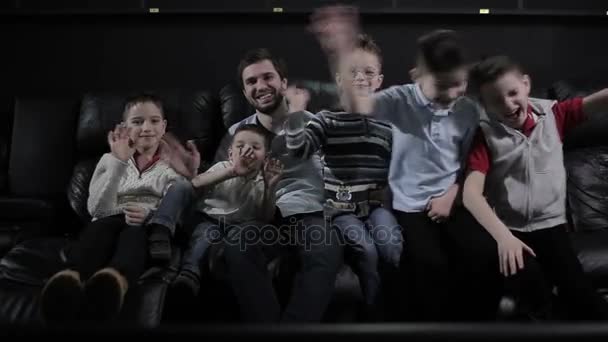 Kinderen en man in de bioscoop — Stockvideo