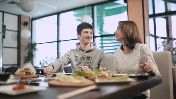 Νεαρό ζευγάρι στο εστιατόριο — Αρχείο Βίντεο