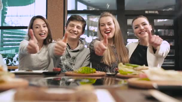 Amigos mostrando polegares no restaurante — Vídeo de Stock