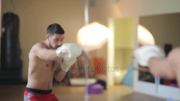 Atleta boxe na frente de um espelho — Vídeo de Stock