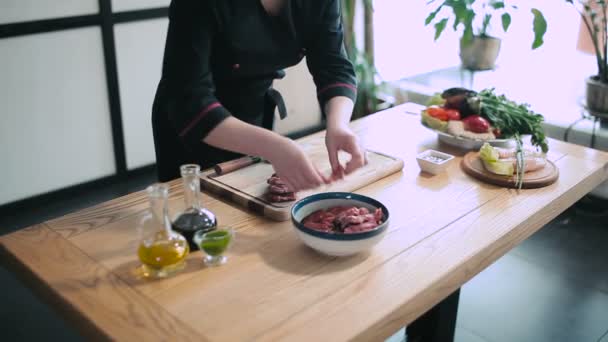 Professionele chef-kok voorbereiding van vlees — Stockvideo