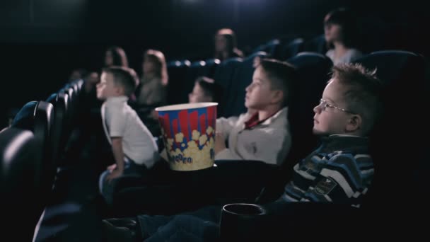 Niños Tumbados Sofá Del Cine Niños Viendo Comiendo Palomitas Maíz — Vídeos de Stock