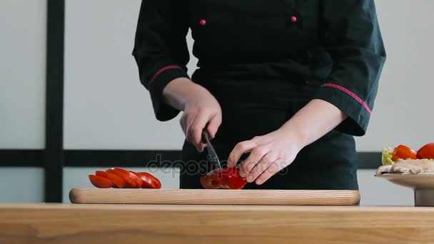 Professional chef cutting pepper — Stock Video