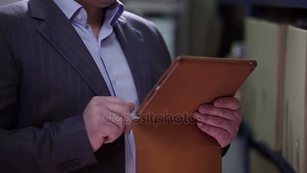 Człowiek czyni notatki na ekranie tabletu. — Wideo stockowe