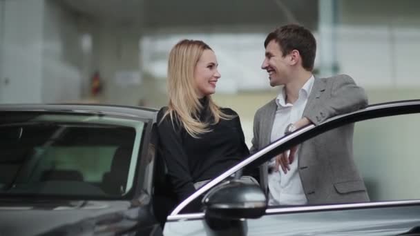 Молода пара біля нової машини — стокове відео