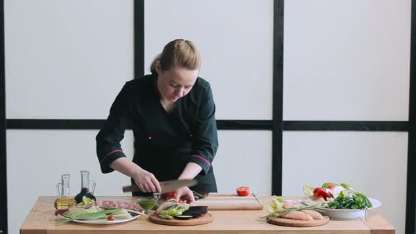Chef-kok groente snijden — Stockvideo