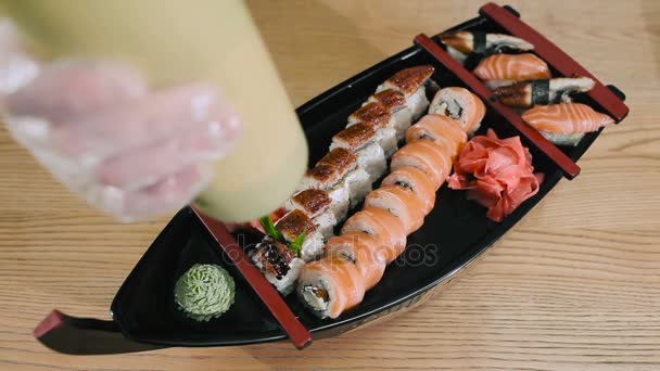 Sushi master versando involtini di sushi con salsa unagi — Video Stock